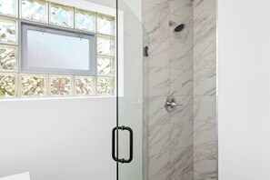 Haartrockner, Handtücher, Seife, Toilettenpapier