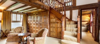Kirdford Farmhouse - Five Bedroom Villa, Sleeps 10