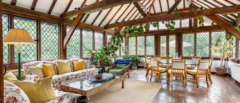 Smart TV, lareira, DVD player