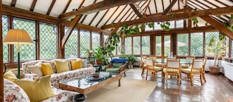 Kirdford Farmhouse - Five Bedroom Villa, Sleeps 10