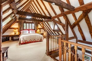 5 bedrooms, iron/ironing board, WiFi, bed sheets