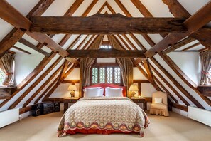 5 bedrooms, iron/ironing board, WiFi, bed sheets