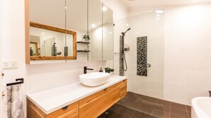 Dusche, Haartrockner, Handtücher