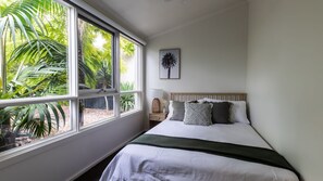 4 bedrooms, iron/ironing board, travel crib, free WiFi - Bellini Bliss with Gas Heated Pool (Tootgarook)