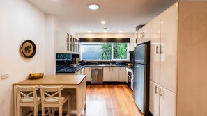 Frigorífico, microondas, horno y placa de cocina