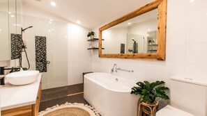 Shower, hair dryer, towels - Bellini Bliss with Gas Heated Pool (Tootgarook)