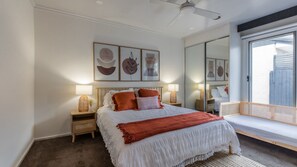 4 dormitorios, tabla de planchar con plancha, cuna de viaje