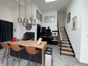 Microwave, oven, dishwasher - Loft house + SPA 5 minutes from Rennes. Ideal for professionals and families. (La Mézière)