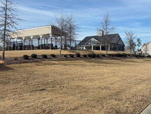 Exterior - Cozy & Charming 4-bdr house, clubhouse, pool.
Close to shops & 6mls to masters. (Grovetown)