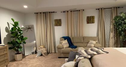 Cozy & Charming 4-bdr house, clubhouse, pool.
Close to shops & 6mls to masters.