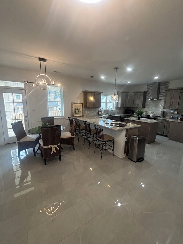 Fridge, microwave, oven, stovetop - Cozy & Charming 4-bdr house, clubhouse, pool.
Close to shops & 6mls to masters. (Grovetown)