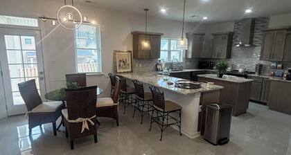 Cozy & Charming 4-bdr house, clubhouse, pool.
Close to shops & 6mls to masters.