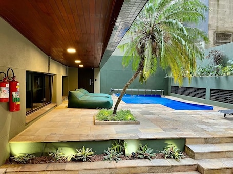 Una piscina al aire libre