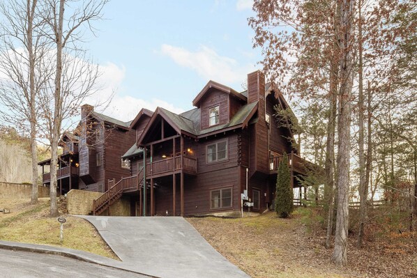 House (6 Bedrooms) | Front of property - Riverbend by Avantstay Redesigned, Hot Tub, Firepit, Billiards Pigeon Forge (Sevierville)