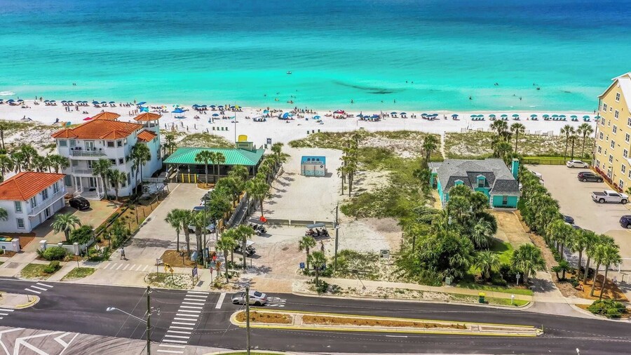 Luxe Villa Near Beach, Pool + Hottub, Chef's Kitchen Woodward Way by Avantstay
