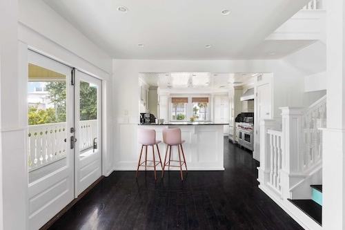 Luxe Villa Near Beach, Pool + Hottub, Chef's Kitchen Woodward Way by Avantstay