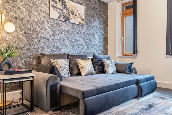 Apartment | Living area | TV - City Centre Apt Free Parking Contractors Leisure (Birmingham)