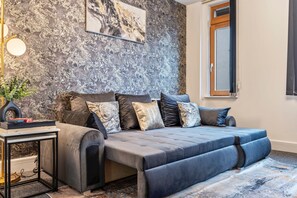 Apartment | Living area | TV - City Centre Apt Free Parking Contractors Leisure (Birmingham)