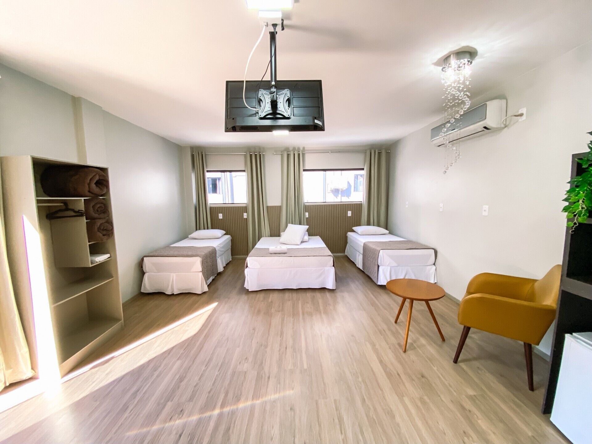 Espacio para trabajar con laptop y wifi gratis 