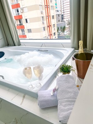 Suite Premium | Baño | Toallas, jabón y papel higiénico