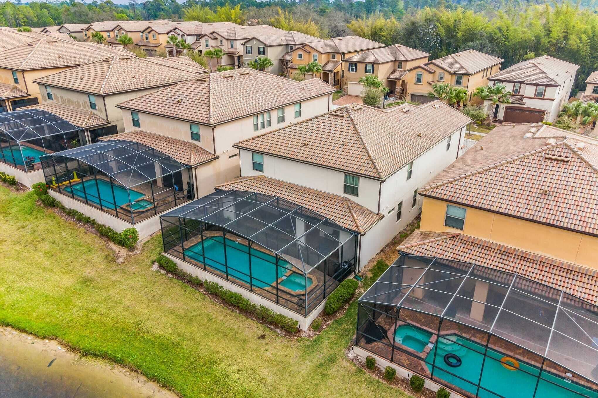 Un quartier résidentiel où les maisons sont dotées de toits à pignon et de garages attenants.
