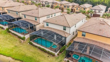Un quartier résidentiel où les maisons sont dotées de toits à pignon et de garages attenants.