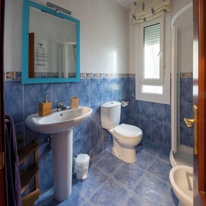 Superior tweepersoonskamer, uitzicht op tuin | Badkamer | Handdoeken, zeep, toiletpapier