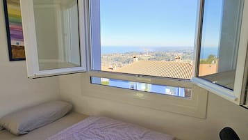 Habitación triple estándar, vistas al mar | Vistas desde la habitación