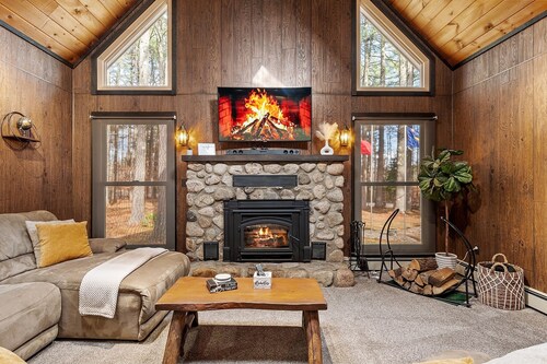 NEW! Woodland Retreat - Hot tub/Game Room/Firepit