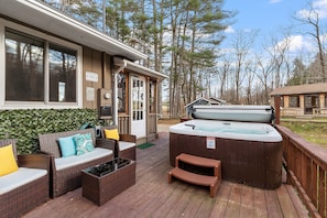 Terrace/patio - NEW! Woodland Retreat - Hot tub/Game Room/Firepit (Tamworth)