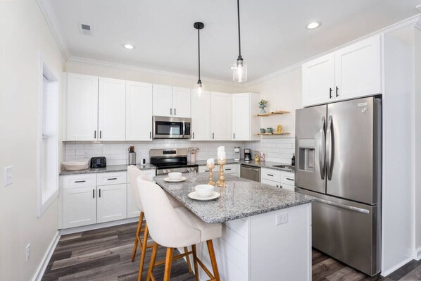 ثلاجة، ميكروويف، فرن، موقد طهي مسطح