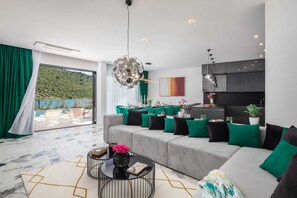 TV - Beachfront Villa Seabird with Pool (Rogoznica)