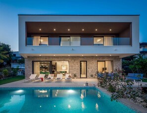 Pool - Beachfront Villa Seabird with Pool (Rogoznica)