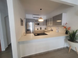 Apartment, 3 Bedrooms, Beachside | Dapur peribadi | Peti sejuk/penyejuk beku saiz penuh, ketuhar gelombang mikro, ketuhar 