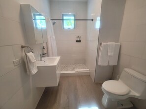 Appartement, 3 chambres, au bord de la plage | Salle de bain | Douche, séchoir à cheveux, serviettes fournies, savon