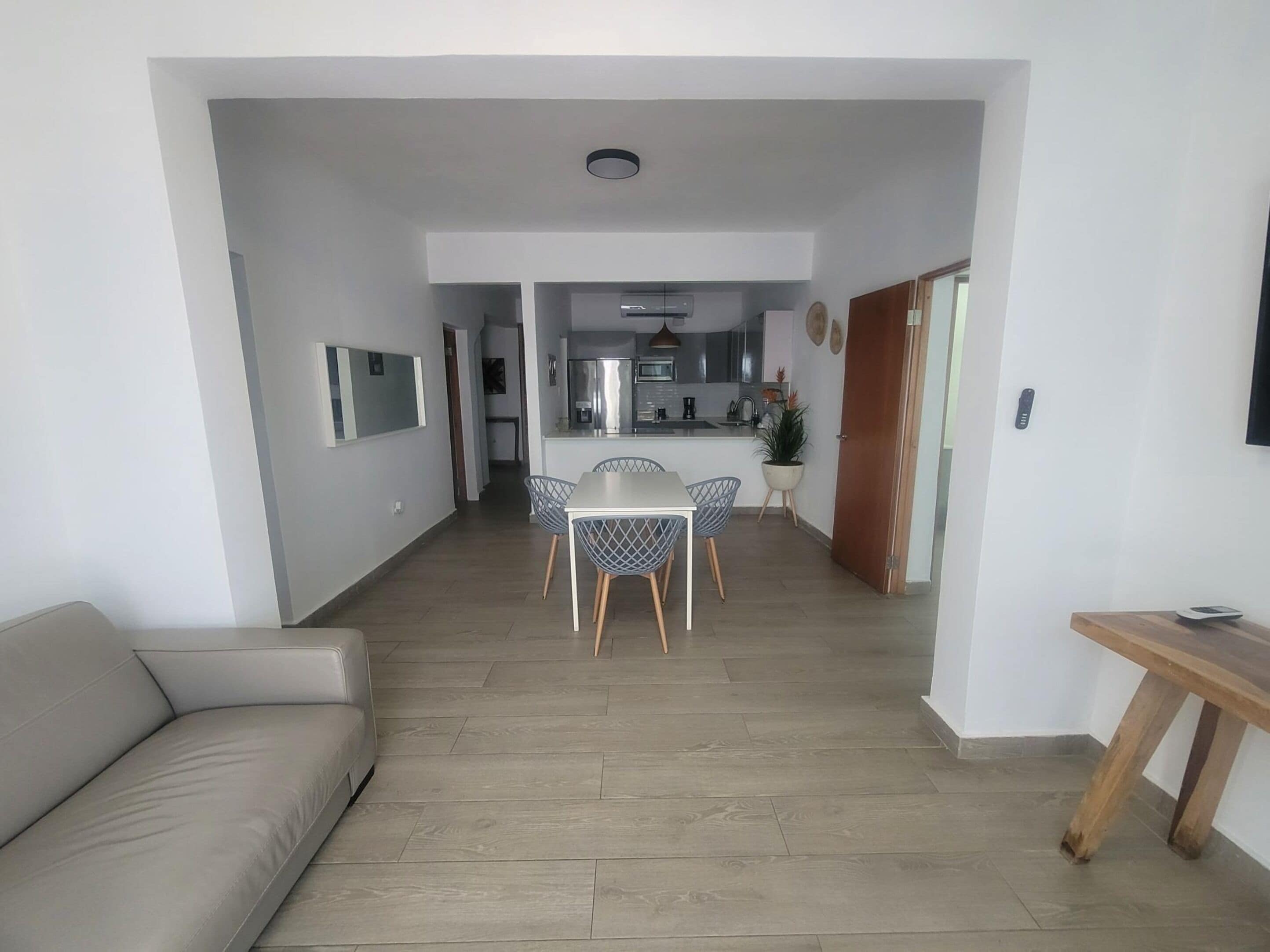 Departamento, 3 habitaciones, junto a la playa | Área de sala de estar | Televisión LED de 55 pulgadas con canales digitales 