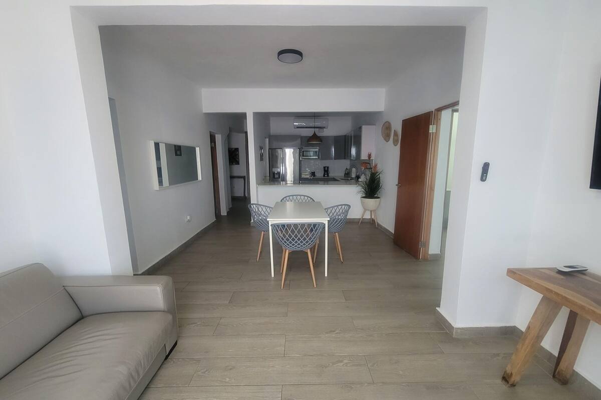 Un apartamento moderno con comedor, cocina y sala de estar.