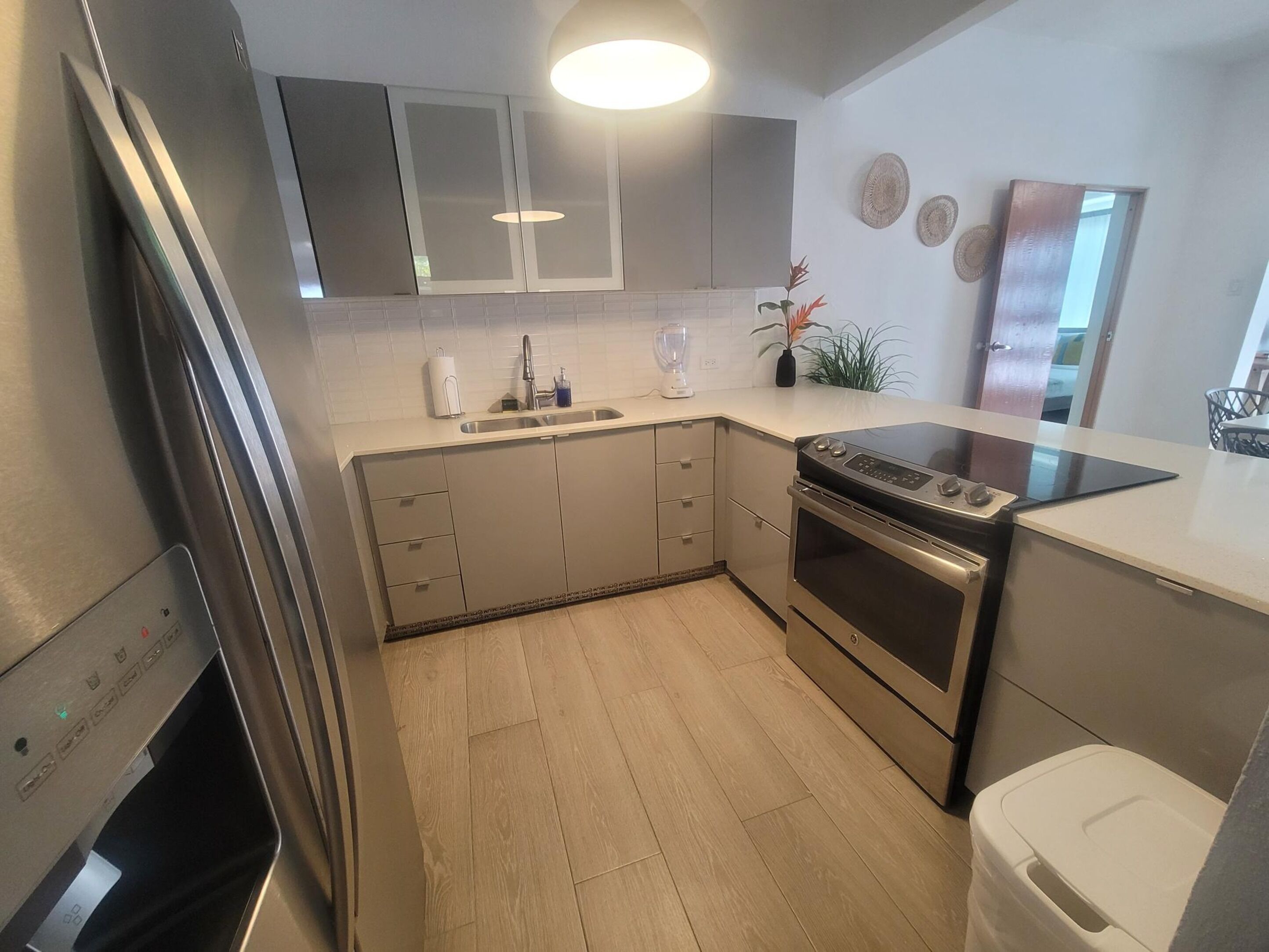 Eine moderne Küche mit Edelstahlgeräten, einem Backofen und einem Spülbecken.
