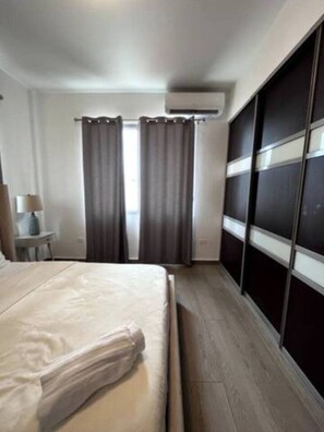 3 habitaciones, ropa de cama hipoalergénica y cortinas blackout 