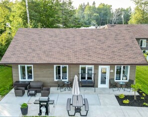 Outdoor dining - Chalet Le Loukate (Larouche)