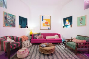 Living area - Charming 2-bedroom apartment in fabulous Red Hook, Brooklyn with WiFi and a yard (Brooklyn)