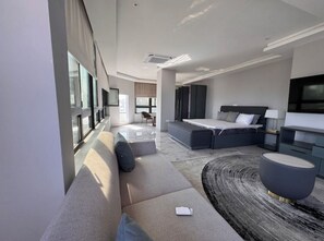 2 bedrooms, iron/ironing board, WiFi