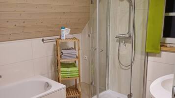 Haartrockner, Handtücher, Seife, Toilettenpapier