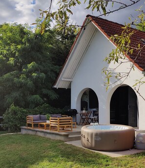 Terrace/patio - Charming luxurious cottage with a jacuzzi and AC on the Hungarian countryside. (Szigetvár)