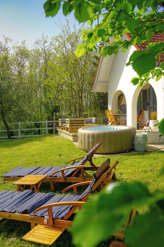 Charming luxurious cottage with a jacuzzi and AC on the Hungarian countryside. 