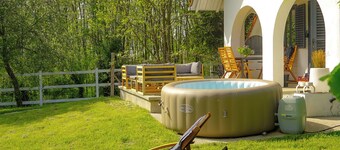 Charming luxurious cottage with a jacuzzi and AC on the Hungarian countryside. 
