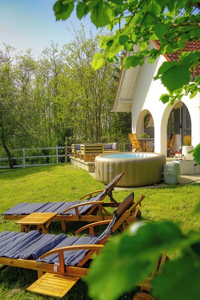 Charming luxurious cottage with a jacuzzi and AC on the Hungarian countryside. 