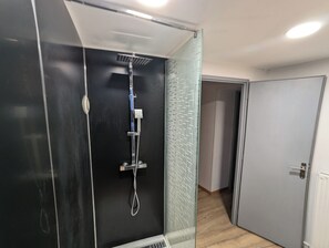 Dutxa, tovalloles, sabó i paper higiènic