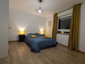 2 bedrooms, travel cot, WiFi, bed sheets