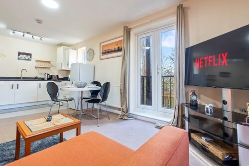Balmoral Court -Sleeps 6 -Free Parking with Workspace & High-Speed WiFi